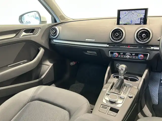 アウディ Ａ３ スポーツバック 1．4 TFSI 福岡県 2017(平29)年 4.4万km パール ナビゲーションＰＫＧ　/スマートフォンインターフェイス　/コンビニエンスＰＫＧ　/リアビューカメラ　/バーチャルコックピット　/ＬＥＤライトＰＫＧ　/純正ナビ／フルセグ　/Ｂｌｕｅｔｏｏｔｈ　/クルコン　/純正１６ＡＷ