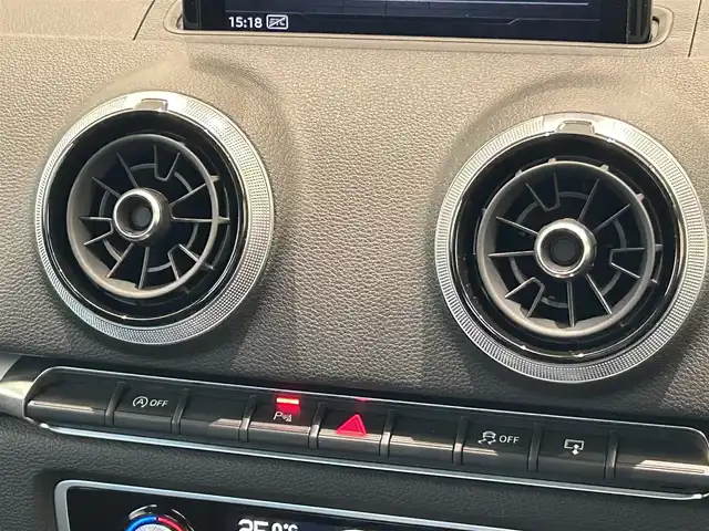 アウディ Ａ３ スポーツバック 1．4 TFSI 福岡県 2017(平29)年 4.4万km パール ナビゲーションＰＫＧ　/スマートフォンインターフェイス　/コンビニエンスＰＫＧ　/リアビューカメラ　/バーチャルコックピット　/ＬＥＤライトＰＫＧ　/純正ナビ／フルセグ　/Ｂｌｕｅｔｏｏｔｈ　/クルコン　/純正１６ＡＷ