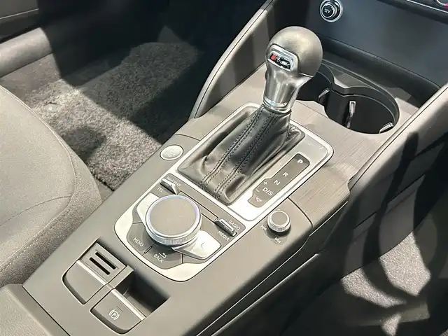 アウディ Ａ３ スポーツバック 1．4 TFSI 福岡県 2017(平29)年 4.4万km パール ナビゲーションＰＫＧ　/スマートフォンインターフェイス　/コンビニエンスＰＫＧ　/リアビューカメラ　/バーチャルコックピット　/ＬＥＤライトＰＫＧ　/純正ナビ／フルセグ　/Ｂｌｕｅｔｏｏｔｈ　/クルコン　/純正１６ＡＷ