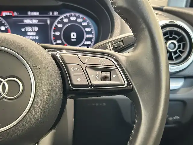 アウディ Ａ３ スポーツバック 1．4 TFSI 福岡県 2017(平29)年 4.4万km パール ナビゲーションＰＫＧ　/スマートフォンインターフェイス　/コンビニエンスＰＫＧ　/リアビューカメラ　/バーチャルコックピット　/ＬＥＤライトＰＫＧ　/純正ナビ／フルセグ　/Ｂｌｕｅｔｏｏｔｈ　/クルコン　/純正１６ＡＷ