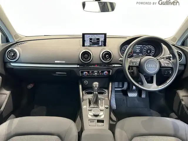 アウディ Ａ３ スポーツバック 1．4 TFSI 福岡県 2017(平29)年 4.4万km パール ナビゲーションＰＫＧ　/スマートフォンインターフェイス　/コンビニエンスＰＫＧ　/リアビューカメラ　/バーチャルコックピット　/ＬＥＤライトＰＫＧ　/純正ナビ／フルセグ　/Ｂｌｕｅｔｏｏｔｈ　/クルコン　/純正１６ＡＷ