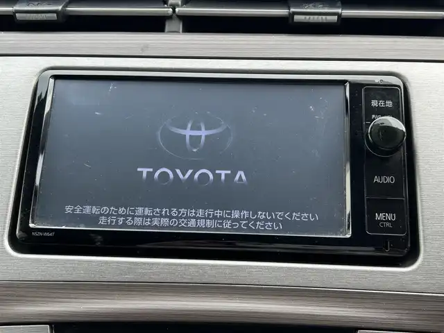 トヨタ プリウス S 和歌山県 2015(平27)年 5.3万km ホワイトパールクリスタルシャイン 純正ナビ/バックカメラ/ワンセグTV/（BT/DVD)/TRDエアロパーツ/モデリスタマフラー/純正フロアマット/純正アルミホイール/アイドリングストップ/HIDヘッドライト/オートライト/フォグランプ/オートライト