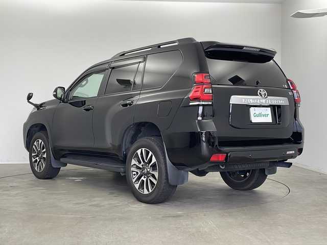 トヨタ ランドクルーザー プラド TX Lパッケージ 新潟県 2023(令5)年 1.8万km ブラック 純正SDナビ（Bluetooth・CD・DVD）　/サンルーフ　/ルーフレール　/レザーシート　/セーフティセンス　/バックカメラ　/フルセグ　/追従クルーズコントロール/レーンキープアシスト　/コーナーセンサー　/前席パワーシート　/前席シートヒーター　/前席エアシート　/電動格納サードシート/LEDオートライト/オートマチックハイビーム/リバース連動ミラー/ETC/４WD/MTモード付AT/スマートキー/純正フロアマット/純正１９インチアルミホイール