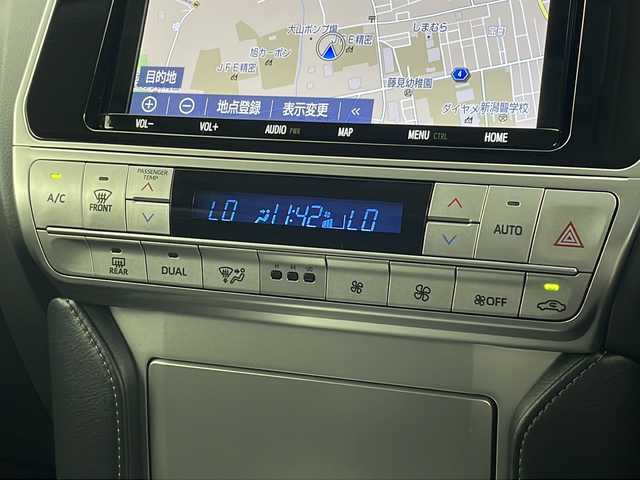 トヨタ ランドクルーザー プラド TX Lパッケージ 新潟県 2023(令5)年 1.8万km ブラック 純正SDナビ（Bluetooth・CD・DVD）　/サンルーフ　/ルーフレール　/レザーシート　/セーフティセンス　/バックカメラ　/フルセグ　/追従クルーズコントロール/レーンキープアシスト　/コーナーセンサー　/前席パワーシート　/前席シートヒーター　/前席エアシート　/電動格納サードシート/LEDオートライト/オートマチックハイビーム/リバース連動ミラー/ETC/４WD/MTモード付AT/スマートキー/純正フロアマット/純正１９インチアルミホイール