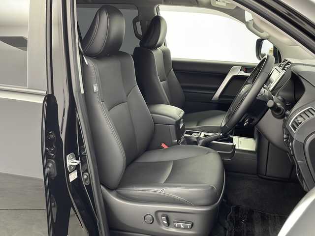 トヨタ ランドクルーザー プラド TX Lパッケージ 新潟県 2023(令5)年 1.8万km ブラック 純正SDナビ（Bluetooth・CD・DVD）　/サンルーフ　/ルーフレール　/レザーシート　/セーフティセンス　/バックカメラ　/フルセグ　/追従クルーズコントロール/レーンキープアシスト　/コーナーセンサー　/前席パワーシート　/前席シートヒーター　/前席エアシート　/電動格納サードシート/LEDオートライト/オートマチックハイビーム/リバース連動ミラー/ETC/４WD/MTモード付AT/スマートキー/純正フロアマット/純正１９インチアルミホイール