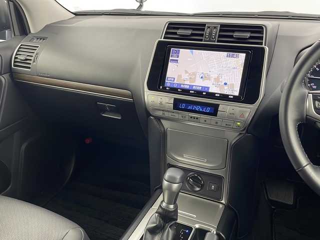トヨタ ランドクルーザー プラド TX Lパッケージ 新潟県 2023(令5)年 1.8万km ブラック 純正SDナビ（Bluetooth・CD・DVD）　/サンルーフ　/ルーフレール　/レザーシート　/セーフティセンス　/バックカメラ　/フルセグ　/追従クルーズコントロール/レーンキープアシスト　/コーナーセンサー　/前席パワーシート　/前席シートヒーター　/前席エアシート　/電動格納サードシート/LEDオートライト/オートマチックハイビーム/リバース連動ミラー/ETC/４WD/MTモード付AT/スマートキー/純正フロアマット/純正１９インチアルミホイール