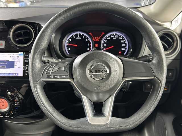 日産 ノート X 沖縄県 2018(平30)年 4.4万km ダークメタルグレー 禁煙車/県外仕入れ/純正ナビ/（フルセグTV/CD/DVD/AUX）/エマージェンシーブレーキ/ドライブレコーダー/LEDヘッドライト/プッシュスタート/スマートキー/電動格納ウィンカーミラー/純正フロアマット/純正ホイールキャップ