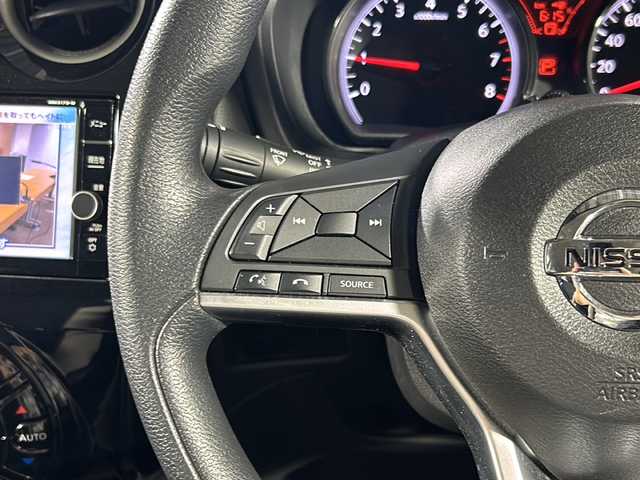 日産 ノート X 沖縄県 2018(平30)年 4.4万km ダークメタルグレー 禁煙車/県外仕入れ/純正ナビ/（フルセグTV/CD/DVD/AUX）/エマージェンシーブレーキ/ドライブレコーダー/LEDヘッドライト/プッシュスタート/スマートキー/電動格納ウィンカーミラー/純正フロアマット/純正ホイールキャップ