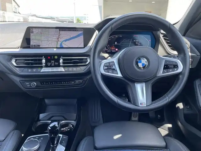 ＢＭＷ １１８ｄ Mスポーツ 福島県 2022(令4)年 4.2万km アルピンホワイトⅢ 純正HDDナビ/AM/FM/BT/USB/レーダークルーズコントロール/クリアランスソナー/ハーフレザーシート/パワーシート/パワーバックドア/バックカメラ/ステアリングリモコン/アイドリングストップ/LEDヘッドライト/フォグ/リアフォグ/プッシュスタート/フロアマット/純正ドライブレコーダー/ワイヤレス充電/USB充電ポート/ETC 2.0
