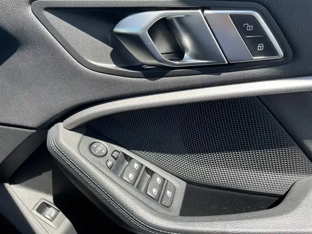 ＢＭＷ １１８ｄ Mスポーツ 福島県 2022(令4)年 4.2万km アルピンホワイトⅢ 純正HDDナビ/AM/FM/BT/USB/レーダークルーズコントロール/クリアランスソナー/ハーフレザーシート/パワーシート/パワーバックドア/バックカメラ/ステアリングリモコン/アイドリングストップ/LEDヘッドライト/フォグ/リアフォグ/プッシュスタート/フロアマット/純正ドライブレコーダー/ワイヤレス充電/USB充電ポート/ETC 2.0