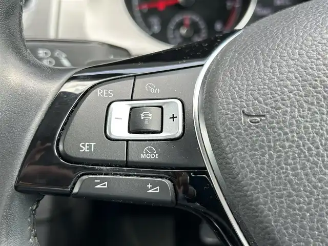 フォルクスワーゲン ゴルフ ヴァリアント TSI コンフォートライン プレミアムED 茨城県 2015(平27)年 7.7万km オリックスホワイトマザーオブパールエフェクト 純正メモリーナビ/（AM.FM.CD.DVD.BT.USB）/フルセグTV/バックカメラ/ETC/ドラレコ/クルーズコントロール/LEDヘッドライト/オートライト/スマートキー/プッシュスタート
