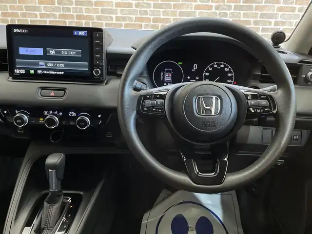 ホンダ ヴェゼル ハイブリッド e:HEV X 岩手県 2021(令3)年 1.3万km プラチナホワイトパール ４WD/ワンオーナー/ホンダセンシング/衝突軽減ブレーキ/アダプティブクルーズコントロール/車線維持支援システム/路外逸脱抑制機能/標識認識機能/踏み間違い衝突軽減システム/オートハイビーム/パーキングセンサー/オートマチックブレーキホールド/ヒルディセントコントロール/先行車発信お知らせ機能/横滑り防止装置/減速セレクター/チップアップリヤシート/前席シートヒーター/純正ナビ/バック・フロントカメラ/ドライブレコーダー/ETC/KENWOODツイーター/Pioneerサブウーファー/フルLEDヘッドライト/LEDフォグライト/社外１８インチアルミホイール