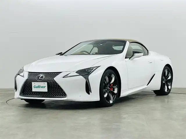 レクサス ＬＣ 500 コンバーチブル 福島県 2023(令5)年 0.5万km ホワイトノーヴァガラスフレーク 純正メモリーナビ/・フルセグTV/BT/CD/DVD/SD/・ETC2.0(ビルトイン)/・バックカメラ/・前方ドライブレコーダー/デジタルインナーミラー/革巻きステアリング/・パドルシフト/・レーダークルーズコントロール/・レーンキープアシスト/レザーシート/・D+N席パワーシート/・シートヒーター/・エアシート/ヘッドアップディスプレイ/ブラインドスポットモニター/マークレビンソン/電子パーキング/・オートブレーキホールド/プリクラッシュセーフティ/プッシュスタート/・スマートキー/前後コーナーセンサー/LEDヘッドライト/・オートライト/・オートハイビーム/・フォグランプ