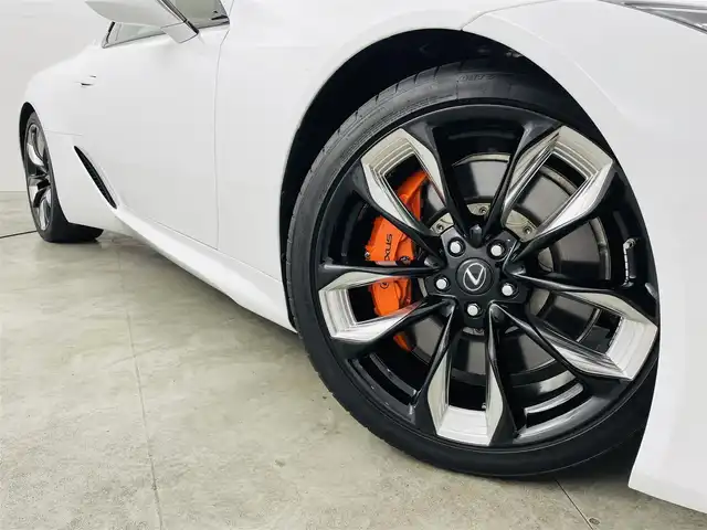 レクサス ＬＣ 500 コンバーチブル 福島県 2023(令5)年 0.5万km ホワイトノーヴァガラスフレーク 純正メモリーナビ/・フルセグTV/BT/CD/DVD/SD/・ETC2.0(ビルトイン)/・バックカメラ/・前方ドライブレコーダー/デジタルインナーミラー/革巻きステアリング/・パドルシフト/・レーダークルーズコントロール/・レーンキープアシスト/レザーシート/・D+N席パワーシート/・シートヒーター/・エアシート/ヘッドアップディスプレイ/ブラインドスポットモニター/マークレビンソン/電子パーキング/・オートブレーキホールド/プリクラッシュセーフティ/プッシュスタート/・スマートキー/前後コーナーセンサー/LEDヘッドライト/・オートライト/・オートハイビーム/・フォグランプ