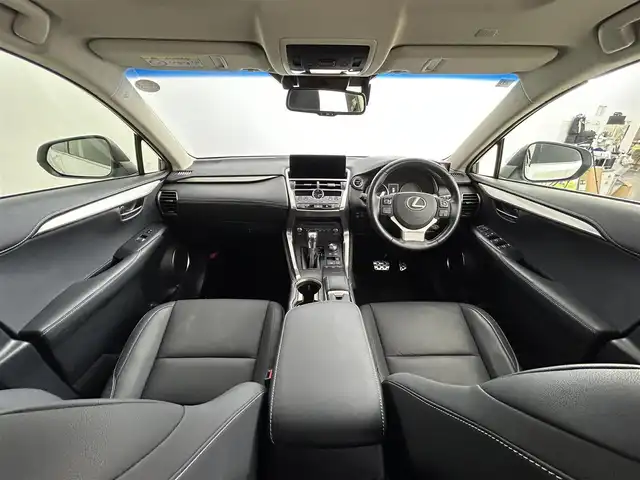 レクサス ＮＸ 300h Iパッケージ 道央・札幌 2018(平30)年 5.4万km ソニッククォーツ ・４WD/・寒冷地仕様/・純正ナビゲーション/　CD/DVD/BT/USB/フルセグ/SD/Miracast/・サンルーフ/・パノラミックビューモニター/・純正前方録画ドライブレコーダー/・レーダークルーズコントロール/・プリクラッシュセーフティ/・ブラインドスポットモニター/・レーンディパーチャーアラート/・パーキングサポートアラート/・パーキングサポートブレーキ/・レーンキープアシスト/・オートライト/・レザーシート/・オートマチックハイビーム/・パワーバックドア/・ステアリングヒーター/・前席パワーシート/・横滑り防止装置/・前後コーナーセンサー/・前席シートヒーター/・ビルトインETC2.0/・スマートキー/・プッシュスタート/・MTモード付AT/・スペアキー1本/・LEDヘッドライト/・前後フォグライト/・ルーフレール/・純正AW１８インチ/・TPMS/・社外フロアマット