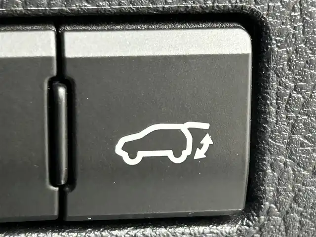 レクサス ＮＸ 300h Iパッケージ 道央・札幌 2018(平30)年 5.4万km ソニッククォーツ ・４WD/・寒冷地仕様/・純正ナビゲーション/　CD/DVD/BT/USB/フルセグ/SD/Miracast/・サンルーフ/・パノラミックビューモニター/・純正前方録画ドライブレコーダー/・レーダークルーズコントロール/・プリクラッシュセーフティ/・ブラインドスポットモニター/・レーンディパーチャーアラート/・パーキングサポートアラート/・パーキングサポートブレーキ/・レーンキープアシスト/・オートライト/・レザーシート/・オートマチックハイビーム/・パワーバックドア/・ステアリングヒーター/・前席パワーシート/・横滑り防止装置/・前後コーナーセンサー/・前席シートヒーター/・ビルトインETC2.0/・スマートキー/・プッシュスタート/・MTモード付AT/・スペアキー1本/・LEDヘッドライト/・前後フォグライト/・ルーフレール/・純正AW１８インチ/・TPMS/・社外フロアマット