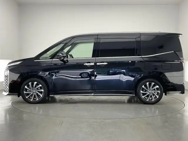 トヨタ ヴォクシー ハイブリッド S－Z 愛知県 2023(令5)年 2万km アティチュードブラックマイカ 純正１０．５型ナビ　快適利便Ｈｉgh　禁煙車　フルセグＴＶ　ＤＶＤデッキ　バックカメラ　ハーフレザー　シートヒーター　パワーバックドア　ＡＣ１００Ｖ　モデリスタシグネチャーイルミ　前後ドラレコ　衝突軽減　シートカバー　セーフティセンス　車線逸脱　モデリスタLEDグリル　LEDオートライト　オートハイビーム　ナノイーXエアコン　コーナーセンサー　クリアランスソナー　電動パーキング