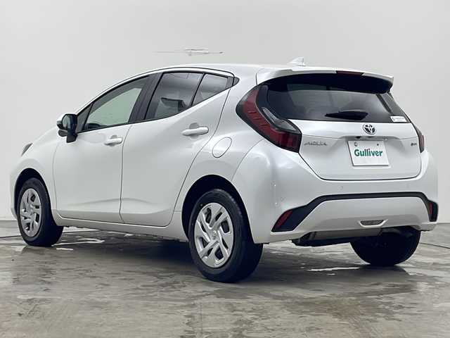 トヨタ アクア G 秋田県 2024(令6)年 2万km プラチナホワイトパールマイカ 4WD/純正ナビ/AM/FM/Bluetooth　/バックカメラ　/衝突被害軽減ブレーキ　/レーダークルーズコントロール　/横滑り防止装置/レーンキープアシスト/寒冷地仕様　/LEDライト　/バックカメラ　/ＥＴＣ　/前後コーナーセンサー　/スマートキー/ワイパーデアイサー/革巻きステアリング/AC100V/ミラーヒーター/ドライブレコーダー