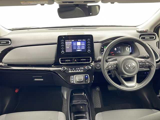 トヨタ アクア G 秋田県 2024(令6)年 2万km プラチナホワイトパールマイカ 4WD/純正ナビ/AM/FM/Bluetooth　/バックカメラ　/衝突被害軽減ブレーキ　/レーダークルーズコントロール　/横滑り防止装置/レーンキープアシスト/寒冷地仕様　/LEDライト　/バックカメラ　/ＥＴＣ　/前後コーナーセンサー　/スマートキー/ワイパーデアイサー/革巻きステアリング/AC100V/ミラーヒーター/ドライブレコーダー