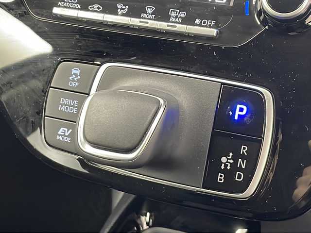 トヨタ アクア G 秋田県 2024(令6)年 2万km プラチナホワイトパールマイカ 4WD/純正ナビ/AM/FM/Bluetooth　/バックカメラ　/衝突被害軽減ブレーキ　/レーダークルーズコントロール　/横滑り防止装置/レーンキープアシスト/寒冷地仕様　/LEDライト　/バックカメラ　/ＥＴＣ　/前後コーナーセンサー　/スマートキー/ワイパーデアイサー/革巻きステアリング/AC100V/ミラーヒーター/ドライブレコーダー