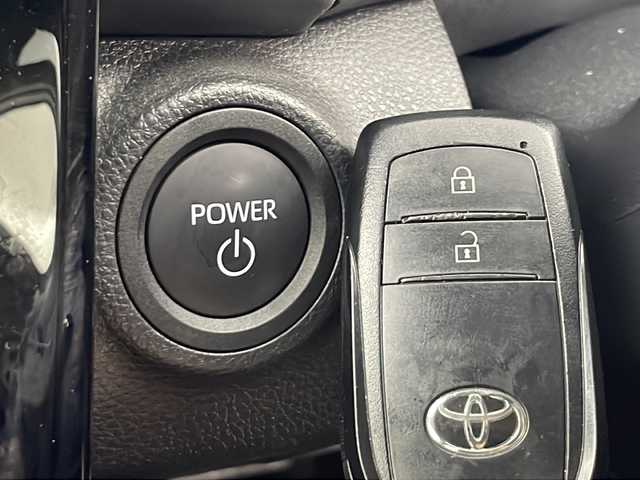 トヨタ アクア G 秋田県 2024(令6)年 2万km プラチナホワイトパールマイカ 4WD/純正ナビ/AM/FM/Bluetooth　/バックカメラ　/衝突被害軽減ブレーキ　/レーダークルーズコントロール　/横滑り防止装置/レーンキープアシスト/寒冷地仕様　/LEDライト　/バックカメラ　/ＥＴＣ　/前後コーナーセンサー　/スマートキー/ワイパーデアイサー/革巻きステアリング/AC100V/ミラーヒーター/ドライブレコーダー