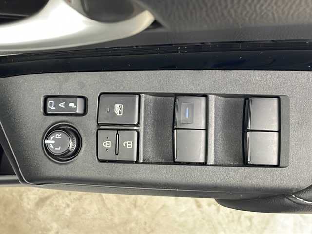 トヨタ アクア G 秋田県 2024(令6)年 2万km プラチナホワイトパールマイカ 4WD/純正ナビ/AM/FM/Bluetooth　/バックカメラ　/衝突被害軽減ブレーキ　/レーダークルーズコントロール　/横滑り防止装置/レーンキープアシスト/寒冷地仕様　/LEDライト　/バックカメラ　/ＥＴＣ　/前後コーナーセンサー　/スマートキー/ワイパーデアイサー/革巻きステアリング/AC100V/ミラーヒーター/ドライブレコーダー