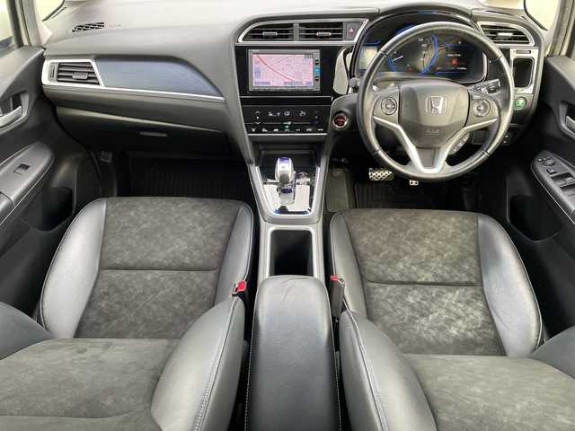 ホンダ シャトル ハイブリッド X 青森県 2016(平28)年 11.2万km ホワイトオーキッドパール 4WD/純正SDナビ・フルセグTV/CD・DVD・Bluetooth・SD/バックカメラ/合皮コンビシート/あんしんパッケージ/衝突軽減ブレーキ/クルーズコントロール/パドルシフト/ビルトインETC/ヒーテッドドアミラー/熱線入りフロントウインドウ/LEDヘッドライト/オートライト/フォグランプ/モデューロ15インチアルミ/プッシュスタート/スマートキー