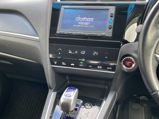 ホンダ シャトル ハイブリッド X 青森県 2016(平28)年 11.2万km ホワイトオーキッドパール 4WD/純正SDナビ・フルセグTV/CD・DVD・Bluetooth・SD/バックカメラ/合皮コンビシート/あんしんパッケージ/衝突軽減ブレーキ/クルーズコントロール/パドルシフト/ビルトインETC/ヒーテッドドアミラー/熱線入りフロントウインドウ/LEDヘッドライト/オートライト/フォグランプ/モデューロ15インチアルミ/プッシュスタート/スマートキー