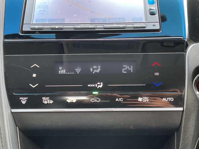 ホンダ シャトル ハイブリッド X 青森県 2016(平28)年 11.2万km ホワイトオーキッドパール 4WD/純正SDナビ・フルセグTV/CD・DVD・Bluetooth・SD/バックカメラ/合皮コンビシート/あんしんパッケージ/衝突軽減ブレーキ/クルーズコントロール/パドルシフト/ビルトインETC/ヒーテッドドアミラー/熱線入りフロントウインドウ/LEDヘッドライト/オートライト/フォグランプ/モデューロ15インチアルミ/プッシュスタート/スマートキー