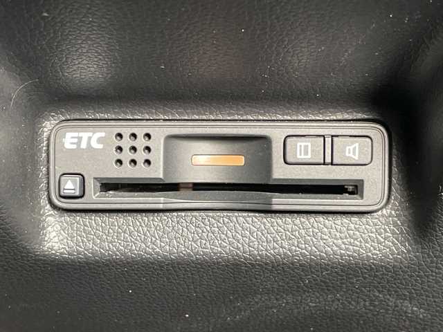 ホンダ シャトル ハイブリッド X 青森県 2016(平28)年 11.2万km ホワイトオーキッドパール 4WD/純正SDナビ・フルセグTV/CD・DVD・Bluetooth・SD/バックカメラ/合皮コンビシート/あんしんパッケージ/衝突軽減ブレーキ/クルーズコントロール/パドルシフト/ビルトインETC/ヒーテッドドアミラー/熱線入りフロントウインドウ/LEDヘッドライト/オートライト/フォグランプ/モデューロ15インチアルミ/プッシュスタート/スマートキー