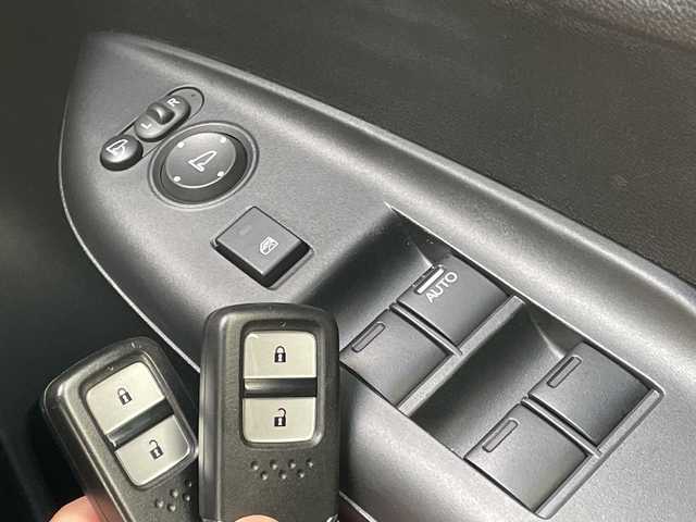 ホンダ シャトル ハイブリッド X 青森県 2016(平28)年 11.2万km ホワイトオーキッドパール 4WD/純正SDナビ・フルセグTV/CD・DVD・Bluetooth・SD/バックカメラ/合皮コンビシート/あんしんパッケージ/衝突軽減ブレーキ/クルーズコントロール/パドルシフト/ビルトインETC/ヒーテッドドアミラー/熱線入りフロントウインドウ/LEDヘッドライト/オートライト/フォグランプ/モデューロ15インチアルミ/プッシュスタート/スマートキー