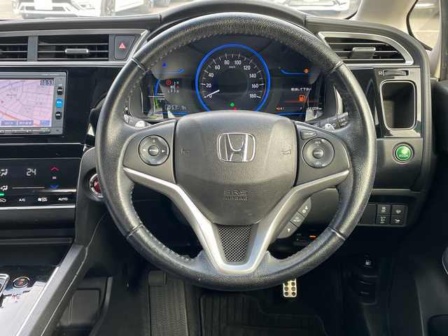 ホンダ シャトル ハイブリッド X 青森県 2016(平28)年 11.2万km ホワイトオーキッドパール 4WD/純正SDナビ・フルセグTV/CD・DVD・Bluetooth・SD/バックカメラ/合皮コンビシート/あんしんパッケージ/衝突軽減ブレーキ/クルーズコントロール/パドルシフト/ビルトインETC/ヒーテッドドアミラー/熱線入りフロントウインドウ/LEDヘッドライト/オートライト/フォグランプ/モデューロ15インチアルミ/プッシュスタート/スマートキー