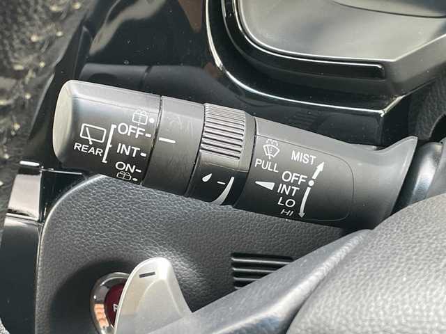 ホンダ シャトル ハイブリッド X 青森県 2016(平28)年 11.2万km ホワイトオーキッドパール 4WD/純正SDナビ・フルセグTV/CD・DVD・Bluetooth・SD/バックカメラ/合皮コンビシート/あんしんパッケージ/衝突軽減ブレーキ/クルーズコントロール/パドルシフト/ビルトインETC/ヒーテッドドアミラー/熱線入りフロントウインドウ/LEDヘッドライト/オートライト/フォグランプ/モデューロ15インチアルミ/プッシュスタート/スマートキー