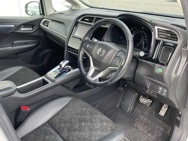 ホンダ シャトル ハイブリッド X 青森県 2016(平28)年 11.2万km ホワイトオーキッドパール 4WD/純正SDナビ・フルセグTV/CD・DVD・Bluetooth・SD/バックカメラ/合皮コンビシート/あんしんパッケージ/衝突軽減ブレーキ/クルーズコントロール/パドルシフト/ビルトインETC/ヒーテッドドアミラー/熱線入りフロントウインドウ/LEDヘッドライト/オートライト/フォグランプ/モデューロ15インチアルミ/プッシュスタート/スマートキー