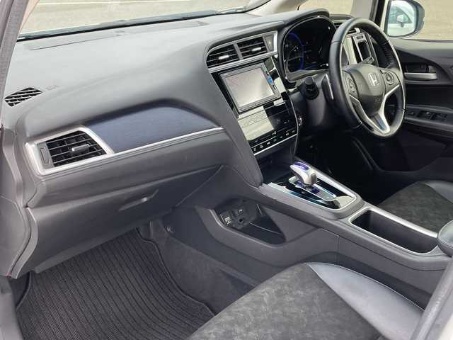 ホンダ シャトル ハイブリッド X 青森県 2016(平28)年 11.2万km ホワイトオーキッドパール 4WD/純正SDナビ・フルセグTV/CD・DVD・Bluetooth・SD/バックカメラ/合皮コンビシート/あんしんパッケージ/衝突軽減ブレーキ/クルーズコントロール/パドルシフト/ビルトインETC/ヒーテッドドアミラー/熱線入りフロントウインドウ/LEDヘッドライト/オートライト/フォグランプ/モデューロ15インチアルミ/プッシュスタート/スマートキー