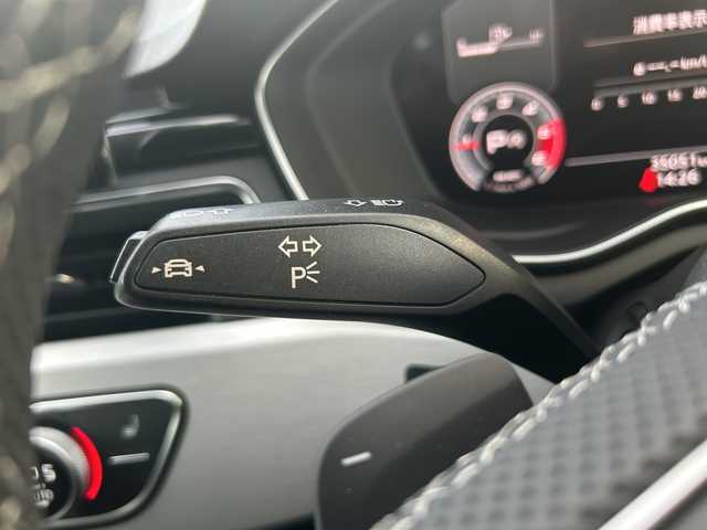 アウディ Ａ４ アバント 35TDI Sライン 愛知県 2021(令3)年 3.5万km グレイシアホワイトメタリック ・禁煙車/・純正ナビ/Bluetooth/・マトリクスLEDヘッドライトパッケージ/・Sラインプラスパッケージ/・サラウンドビューカメラ/・パークアシスト/・ビルトインETC2.0/・黒ハーフレザーシート/・前席パワーシート/ヒーター/・パワーバックドア/・ルーフレール/・純正１８インチアルミ/・パーキングエイド/・アダプティブクルーズコントロール/・ハイビームアシスト/・アクティブレーンアシスト/・電子パーキング/・ブレーキホールド/・パドルシフト/・ステアスイッチ/・プッシュスタート/・電動格納ミラーウインカー/・純正フロアマット/・新車保証書/取扱説明書