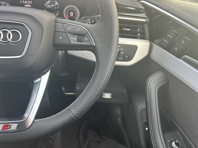 アウディ Ａ４ アバント 35TDI Sライン 愛知県 2021(令3)年 3.5万km グレイシアホワイトメタリック ・禁煙車/・純正ナビ/Bluetooth/・マトリクスLEDヘッドライトパッケージ/・Sラインプラスパッケージ/・サラウンドビューカメラ/・パークアシスト/・ビルトインETC2.0/・黒ハーフレザーシート/・前席パワーシート/ヒーター/・パワーバックドア/・ルーフレール/・純正１８インチアルミ/・パーキングエイド/・アダプティブクルーズコントロール/・ハイビームアシスト/・アクティブレーンアシスト/・電子パーキング/・ブレーキホールド/・パドルシフト/・ステアスイッチ/・プッシュスタート/・電動格納ミラーウインカー/・純正フロアマット/・新車保証書/取扱説明書