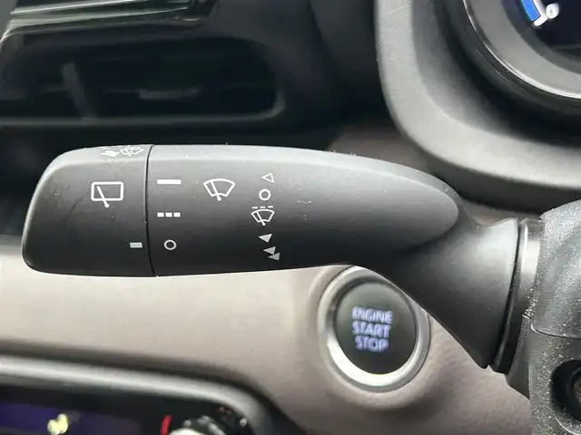 トヨタ ヤリス G 和歌山県 2021(令3)年 1.1万km シルバーM 純正8インチナビ/全方位カメラ/衝突軽減ブレーキ/レーダークルコン/前後コーナーセンサー/レーンキープアシスト/オートライト/ビルトインETC/前後ドラレコ/シートヒーター