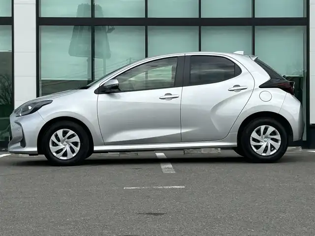 トヨタ ヤリス G 和歌山県 2021(令3)年 1.1万km シルバーM 純正8インチナビ/全方位カメラ/衝突軽減ブレーキ/レーダークルコン/前後コーナーセンサー/レーンキープアシスト/オートライト/ビルトインETC/前後ドラレコ/シートヒーター