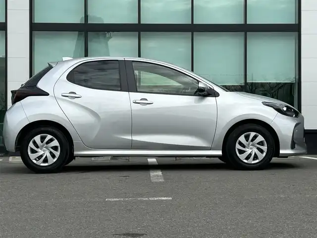 トヨタ ヤリス G 和歌山県 2021(令3)年 1.1万km シルバーM 純正8インチナビ/全方位カメラ/衝突軽減ブレーキ/レーダークルコン/前後コーナーセンサー/レーンキープアシスト/オートライト/ビルトインETC/前後ドラレコ/シートヒーター