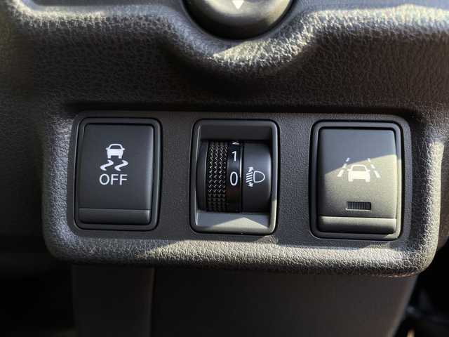 日産 ノート X エアロS V +セーフ 千葉県 2015(平27)年 2.3万km インペリアルアンバーP 純正ナビ/(フルセグTV/SD/CD/DVD/AM/FM/iPod)/衝突被害軽減システム/車線逸脱警報/横滑り防止装置/ETC/アイドリングストップ/フォグランプ/ウィンカーミラー/電動格納ミラー/純正15インチAW/シートリフター/プッシュスタート/スマートキー/フロアマット/ドアバイザー/スペアキー