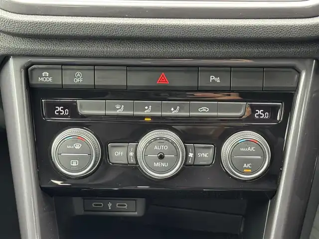 フォルクスワーゲン ＶＷ Ｔ－ロック TDI スポーツ 静岡県 2021(令3)年 2.1万km グレー カラーコード：X3(LR7H)【イリジウムグレーメタリック】/ハーフレザーシート/電動リアゲート/ブラインドスポットアシスト/Digital Cockpit Pro/Discover Media/(Bluetooth/CarPlay/USB)/ジェスチャーコントロール/衝突被害軽減システム/バックカメラ/アダプティブクルーズコントロール/レーンキープアシスト/パーキングアシスト/スマートキー/ETC2.0/ドライブレコーダー/純正フロアマット/純正アルミホイール/ルーフレール/保証書/取扱説明書/スペアキー