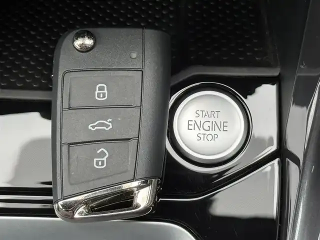 フォルクスワーゲン ＶＷ Ｔ－ロック TDI スポーツ 静岡県 2021(令3)年 2.1万km グレー カラーコード：X3(LR7H)【イリジウムグレーメタリック】/ハーフレザーシート/電動リアゲート/ブラインドスポットアシスト/Digital Cockpit Pro/Discover Media/(Bluetooth/CarPlay/USB)/ジェスチャーコントロール/衝突被害軽減システム/バックカメラ/アダプティブクルーズコントロール/レーンキープアシスト/パーキングアシスト/スマートキー/ETC2.0/ドライブレコーダー/純正フロアマット/純正アルミホイール/ルーフレール/保証書/取扱説明書/スペアキー