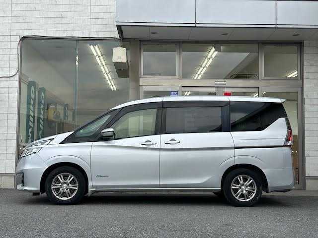 日産 セレナ X 埼玉県 2017(平29)年 13.1万km ブリリアントシルバー 9インチ純正SDナビ/スマートマルチセンターシート/パワースライドドア/アイドリングストップ/フルセグテレビ/ETC/Bluetooth/スペアキー