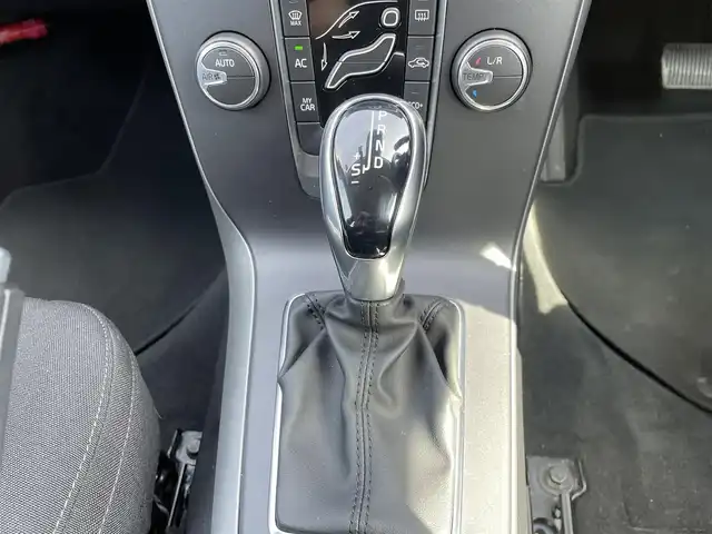 ボルボ Ｖ４０ T2 キネティック 東京都 2018(平30)年 5万km 青 ワンオーナー　ナビＥＤ　ＨＤＤナビ　Ｂカメラ　インテリセーフ　Ｂｌｕｅｔｏｏｔｈ　ＵＳＢ　ＡＣＣ　衝突警告　ＢＬＩＳ　ＬＫＡ　ＥＴＣ　ＬＥＤオートライト　バックフォグ　シートリフター　１６ｉｎｃｈＡＷ