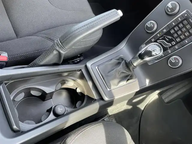 ボルボ Ｖ４０ T2 キネティック 東京都 2018(平30)年 5万km 青 ワンオーナー　ナビＥＤ　ＨＤＤナビ　Ｂカメラ　インテリセーフ　Ｂｌｕｅｔｏｏｔｈ　ＵＳＢ　ＡＣＣ　衝突警告　ＢＬＩＳ　ＬＫＡ　ＥＴＣ　ＬＥＤオートライト　バックフォグ　シートリフター　１６ｉｎｃｈＡＷ