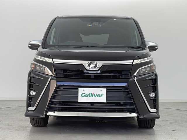 トヨタ ヴォクシー ZS 煌 宮城県 2018(平30)年 5.6万km ブラック 禁煙車/トヨタセーフティセンス/・プリクラッシュセーフティ/・レーンディパーチャーアラート/・オートハイビーム/純正10インチナビ/・CD.DVD.SD.BT/フルセグTV/バックモニター/両側パワースライドドア/LEDヘッドライト/フォグランプ/純正ドライブレコーダー/ビルトインETC/アイドリングストップ/横滑り防止装置/ステアリングスイッチ/プッシュスタート/スマートキー/純正16インチアルミホイール/社外フロアマット/後席ロールサンシェード/シートバックテーブル