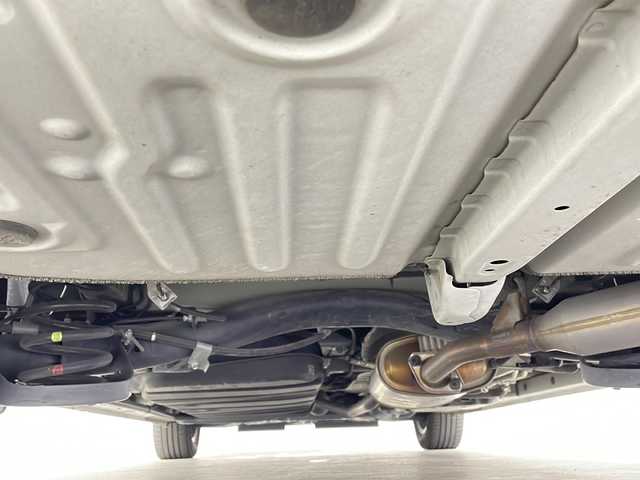 トヨタ エスクァイア ハイブリッド Xi 千葉県 2017(平29)年 5.3万km ホワイトパールクリスタルシャイン 禁煙車/トヨタセーフティセンスC/　・プリクラッシュセーフティ/　・レーンディパーチャーアラート/　・オートマチックハイビーム/　・先行車発進お知らせ機能/クルーズコントロール/純正メモリナビ/　CD/ワンセグTV/BT/片側パワースライドドア/ビルトインETC/バックカメラ/前席シートヒーター/革巻きステアリング/ステアリングスイッチ/純正15インチアルミホイール/LEDヘッドライト