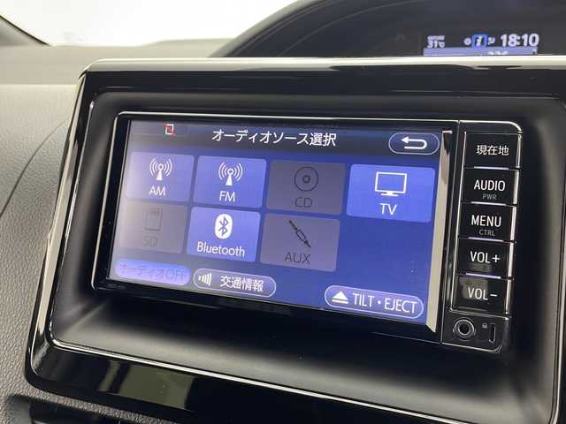 トヨタ エスクァイア ハイブリッド Xi 千葉県 2017(平29)年 5.3万km ホワイトパールクリスタルシャイン 禁煙車/トヨタセーフティセンスC/　・プリクラッシュセーフティ/　・レーンディパーチャーアラート/　・オートマチックハイビーム/　・先行車発進お知らせ機能/クルーズコントロール/純正メモリナビ/　CD/ワンセグTV/BT/片側パワースライドドア/ビルトインETC/バックカメラ/前席シートヒーター/革巻きステアリング/ステアリングスイッチ/純正15インチアルミホイール/LEDヘッドライト
