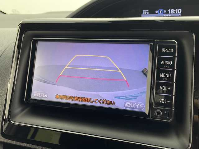 トヨタ エスクァイア ハイブリッド Xi 千葉県 2017(平29)年 5.3万km ホワイトパールクリスタルシャイン 禁煙車/トヨタセーフティセンスC/　・プリクラッシュセーフティ/　・レーンディパーチャーアラート/　・オートマチックハイビーム/　・先行車発進お知らせ機能/クルーズコントロール/純正メモリナビ/　CD/ワンセグTV/BT/片側パワースライドドア/ビルトインETC/バックカメラ/前席シートヒーター/革巻きステアリング/ステアリングスイッチ/純正15インチアルミホイール/LEDヘッドライト